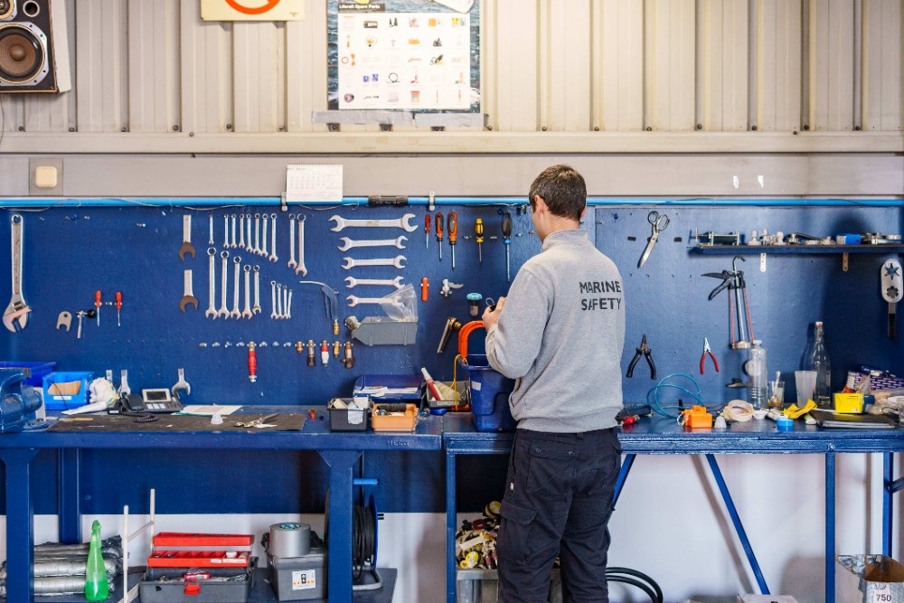 How to choose the right signaling equipment for your boat 2 blog oscar sierra equipo adecuado 1